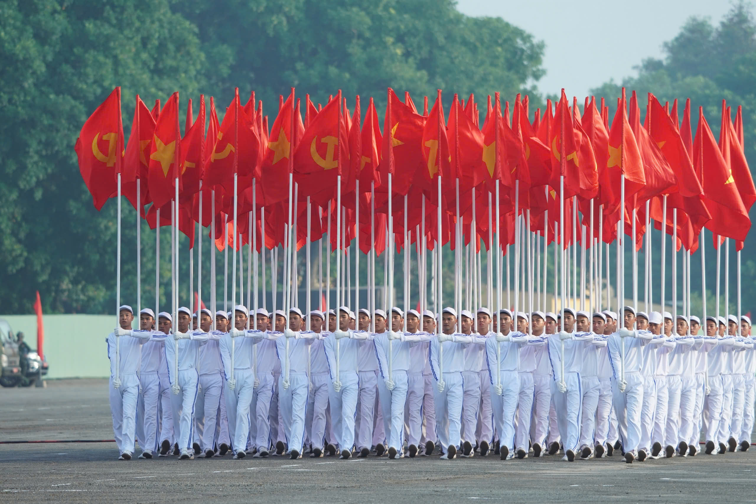 Sau đợt hợp luyện tối nay, c&aacute;c lực lượng sẽ c&oacute; hai buổi sơ duyệt v&agrave; tổng duyệt trước khi diễu binh, diễu h&agrave;nh ch&iacute;nh thức v&agrave;o s&aacute;ng 30/4.