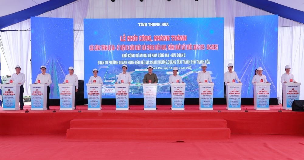 Ph&oacute; trưởng Ban Tổ chức Trung ương Đỗ Trọng Hưng c&ugrave;ng l&atilde;nh đạo tỉnh Thanh Ho&aacute;, nh&agrave; thầu thi c&ocirc;ng khởi c&ocirc;ng dự &aacute;n.