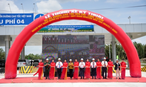 Thông xe kỹ thuật đoạn đường dài hơn 18 km thuộc cao tốc Bến Lức - Long Thành đoạn phía Tây 