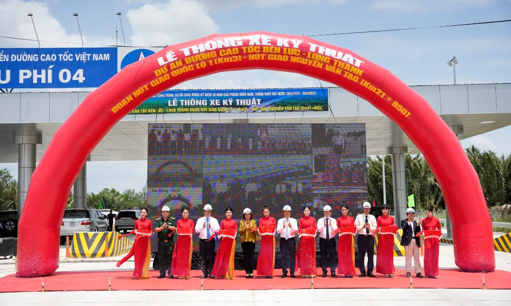 Các đại biểu cắt băng thông xe dự án. Ảnh: VEC