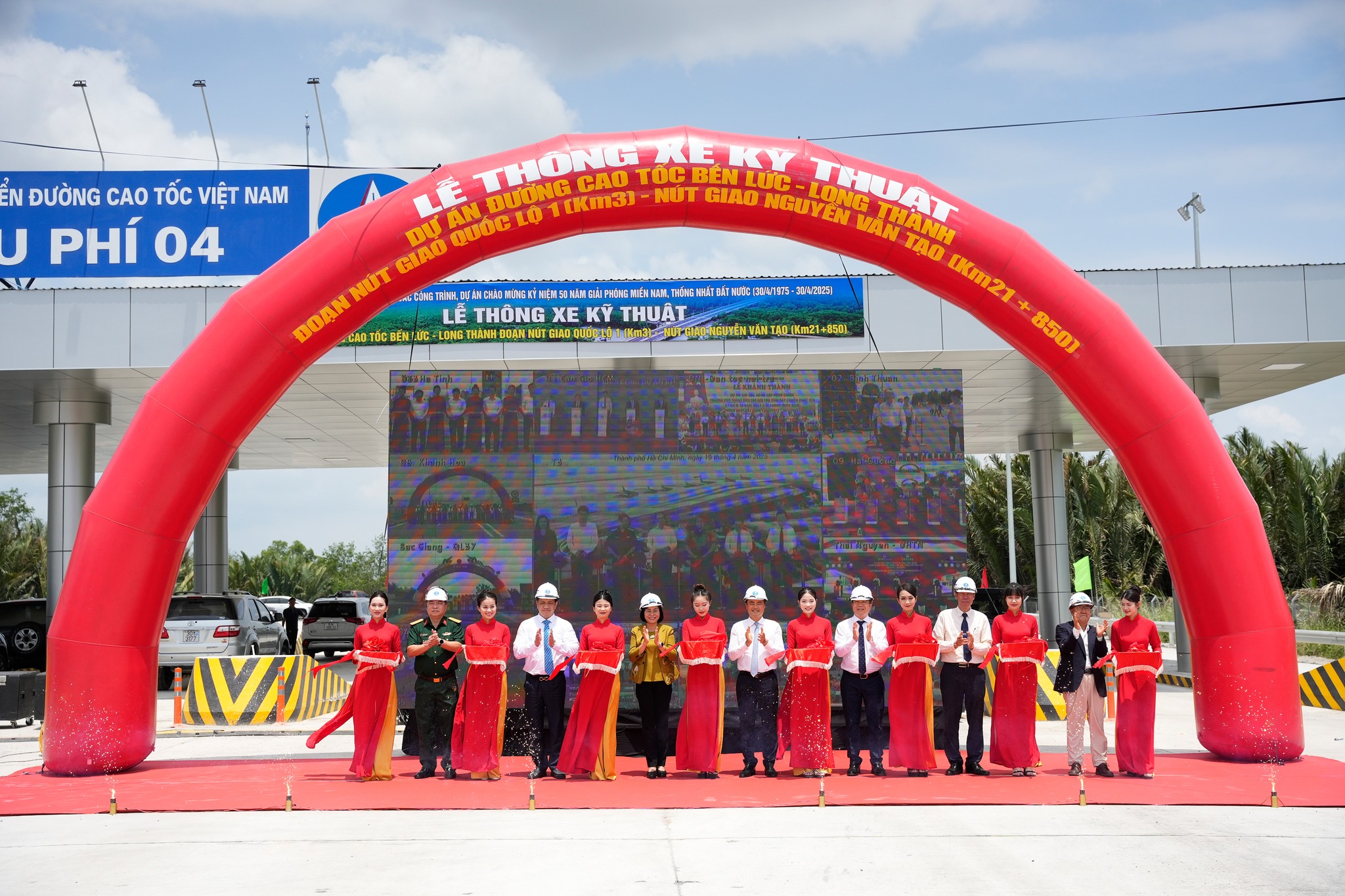 Các đại biểu cắt băng thông xe dự án. Ảnh: VEC