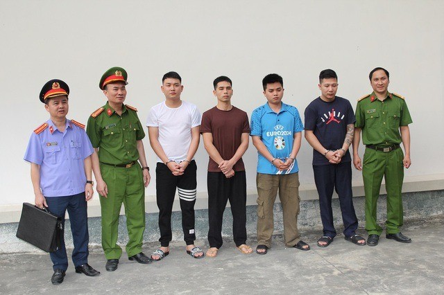 Các đối tượng trong đường dây sản xuất giá đỗ tại Cơ quan công an. 