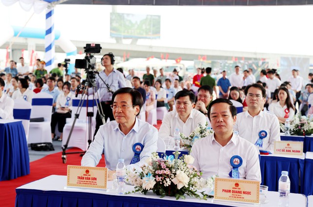 Bộ trưởng, Chủ nhiệm Văn ph&ograve;ng ch&iacute;nh phủ Trần Văn Sơn v&agrave; c&aacute;c đại biểu dự khởi c&ocirc;ng tuyến đường cao tốc Ninh B&igrave;nh - Hải Ph&ograve;ng. Ảnh: Gia Huy
