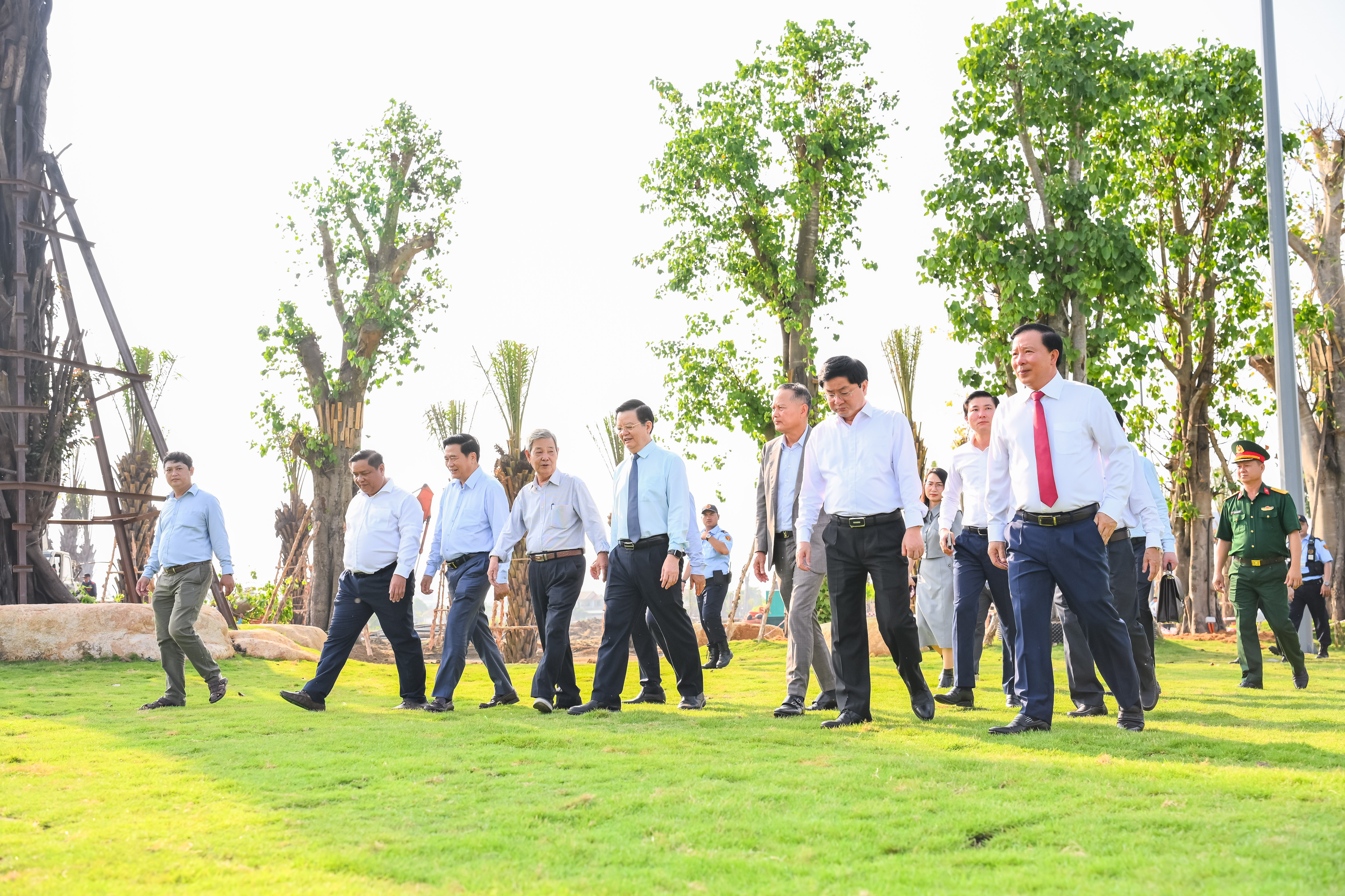 Ph&oacute; Thủ tướng Ch&iacute;nh phủ Mai Văn Ch&iacute;nh c&ugrave;ng đo&agrave;n đại biểu tham quan dự &aacute;n Eco Retreat &nbsp;