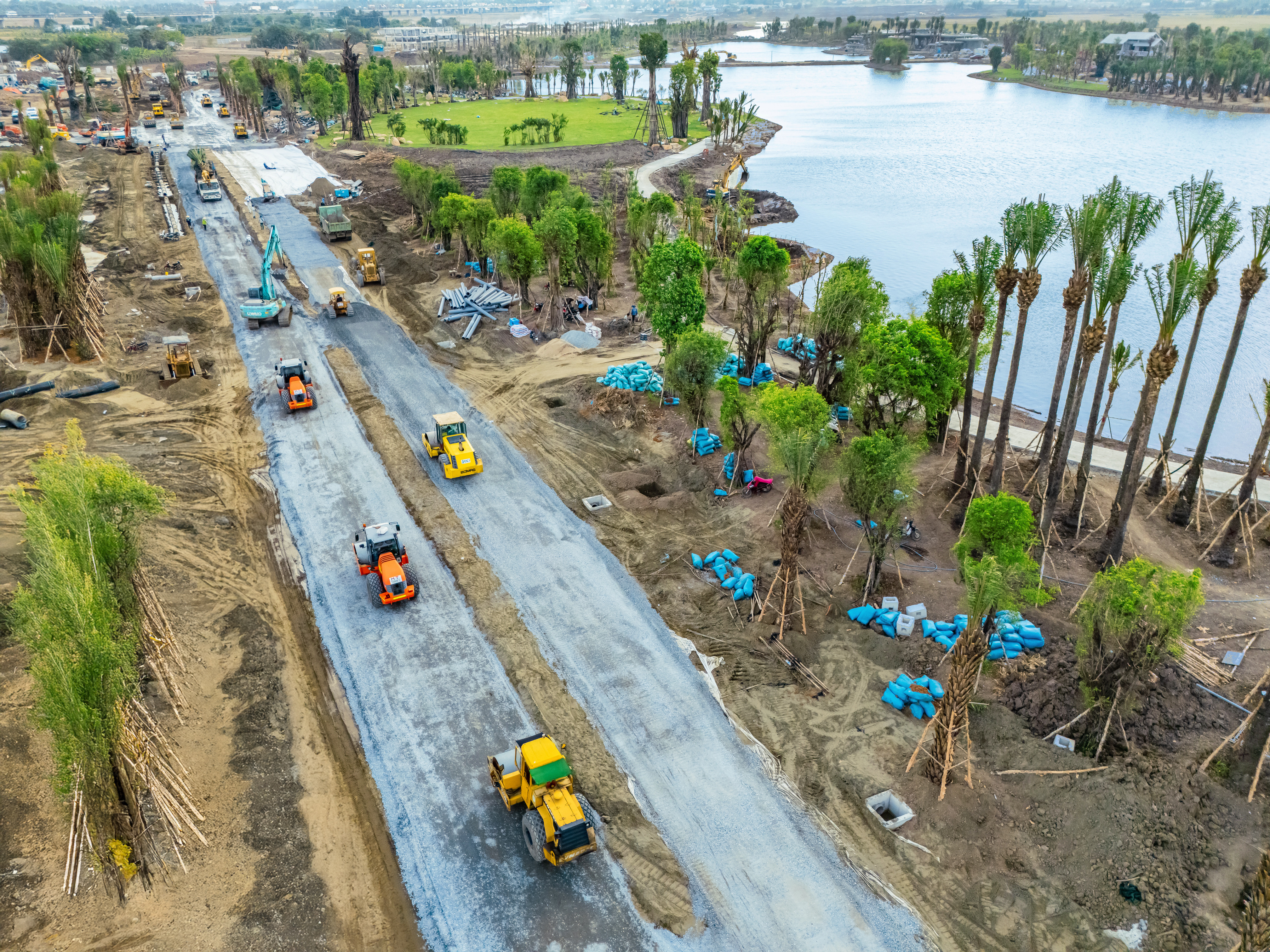 C&ocirc;ng trường Eco Retreat hối hả việc với 3 ca 4 k&iacute;p.