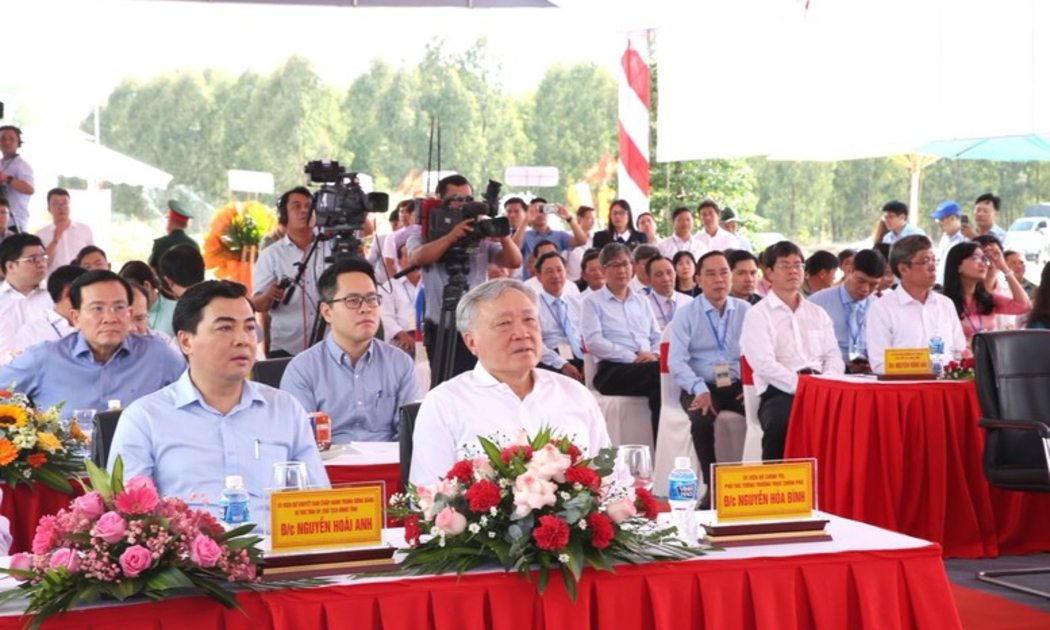 Phó Thủ tướng Thường trực Chính phủ Nguyễn Hòa Bình dự Lễ khánh thành 2 công trình giao thông tại Bình Thuận. Ảnh: VGP
