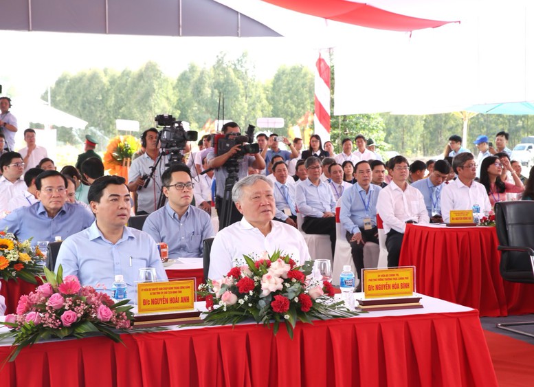 Phó Thủ tướng Thường trực Chính phủ Nguyễn Hòa Bình dự Lễ khánh thành 2 công trình giao thông tại Bình Thuận. Ảnh: VGP