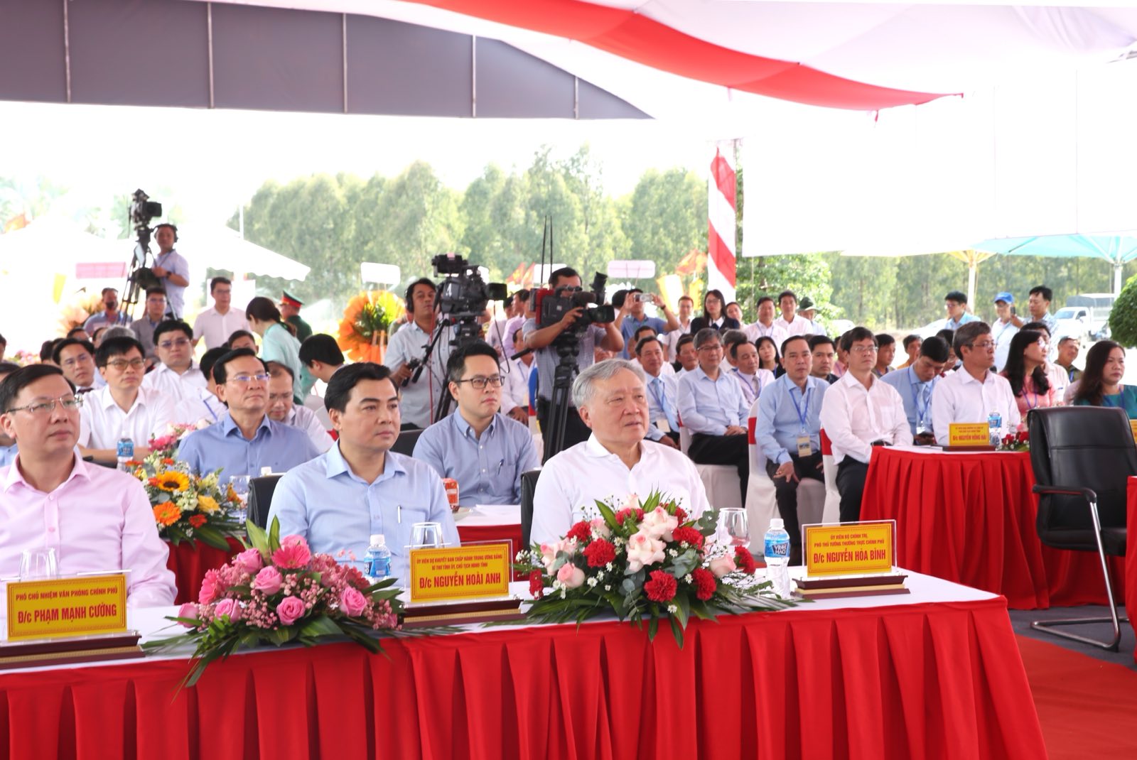 Phó Thủ tướng Thường trực Chính phủ Nguyễn Hòa Bình dự Lễ khánh thành 2 công trình giao thông tại Bình Thuận. Ảnh: VGP/Nguyễn Hoàng.