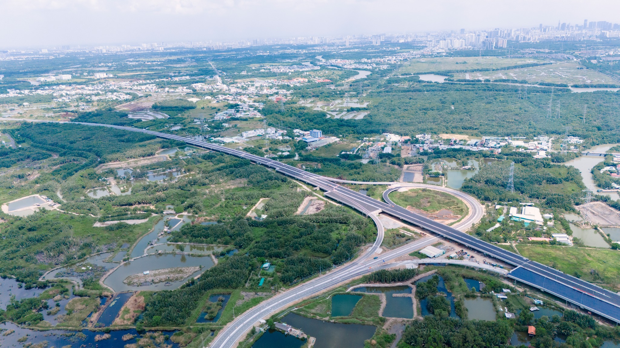 Đoạn tuyến ph&iacute;a T&acirc;y cao tốc Bến Lức - Long Th&agrave;nh chuẩn bị đưa v&agrave;o khai th&aacute;c. Ảnh: VEC