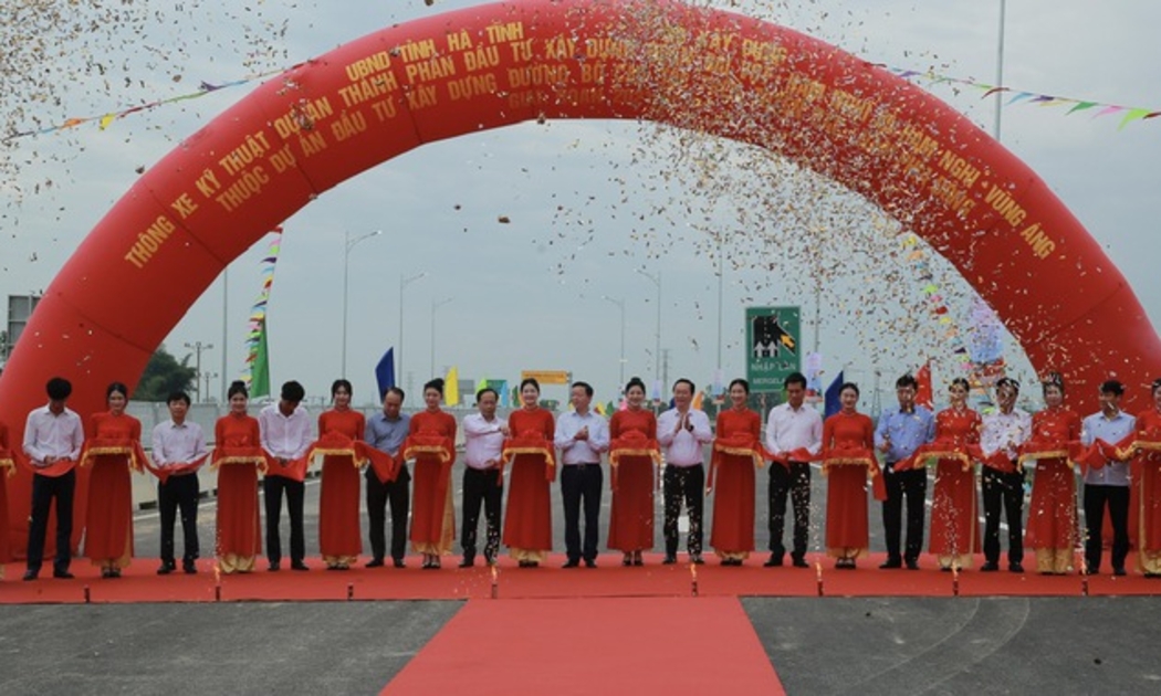Phó Thủ tướng Trần Hồng Hà cùng các đại biểu thực hiện nghi thức cắt băng thông xe kỹ thuật Dự án. Ảnh: VGP
