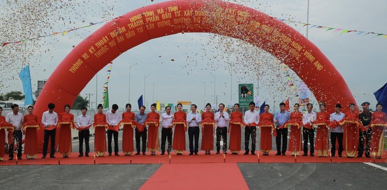 Phó Thủ tướng Trần Hồng Hà cùng các đại biểu thực hiện nghi thức cắt băng thông xe kỹ thuật Dự án. Ảnh: VGP