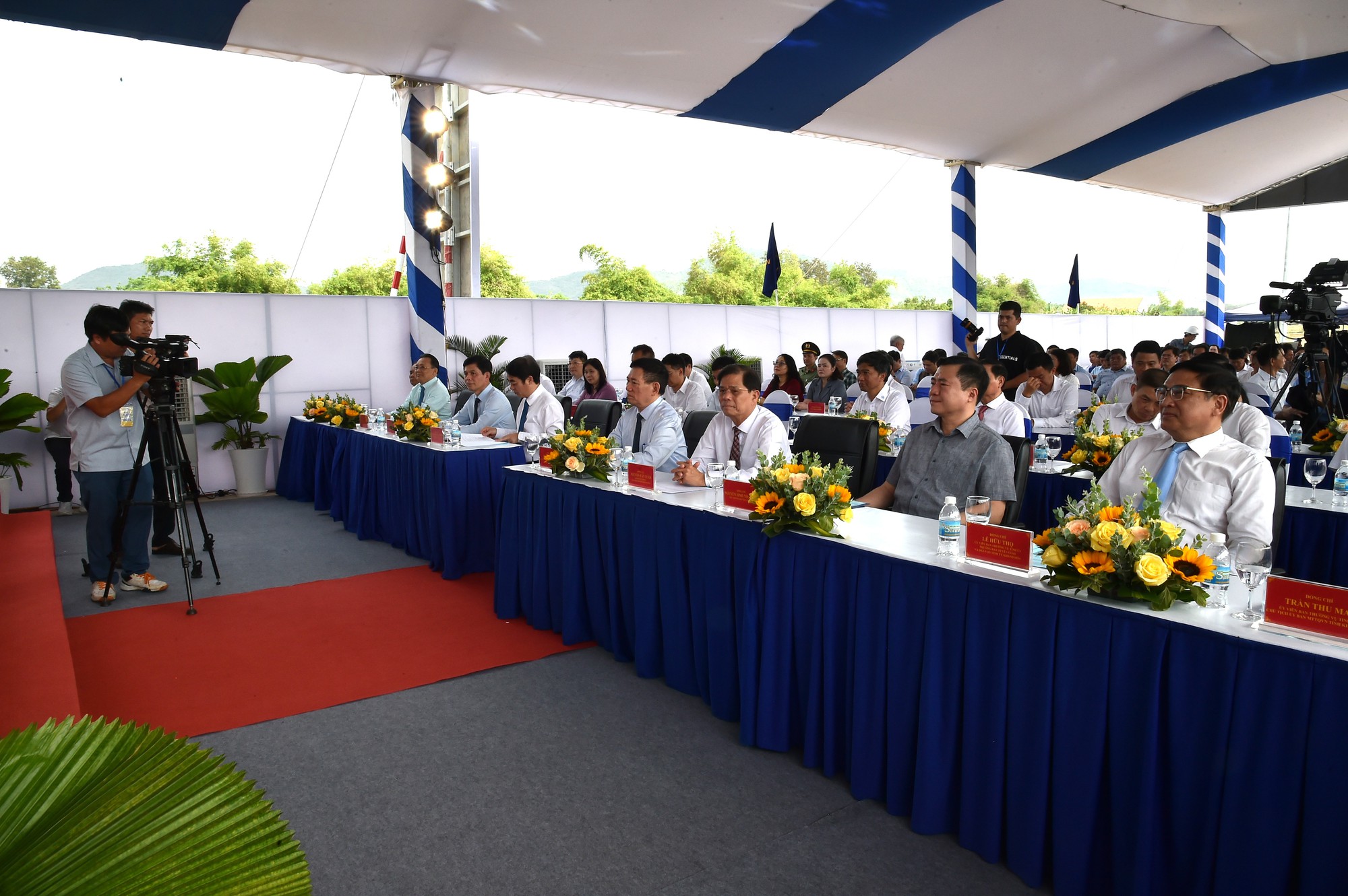 Ph&oacute; Thủ tướng Ch&iacute;nh phủ Hồ Đức Phớc dự Lễ kh&aacute;nh th&agrave;nh dự &aacute;n th&agrave;nh phần đường cao tốc đoạn V&acirc;n Phong - Nha Trang. Ảnh: VGP/Trần Mạnh.