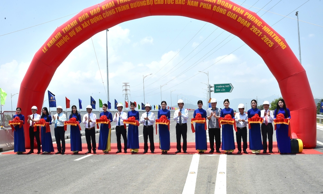 Phó Thủ tướng Hồ Đức Phớc cùng các đại biểu thực hiện nghi thức cắt băng khánh thành Dự án. Ảnh: VGP