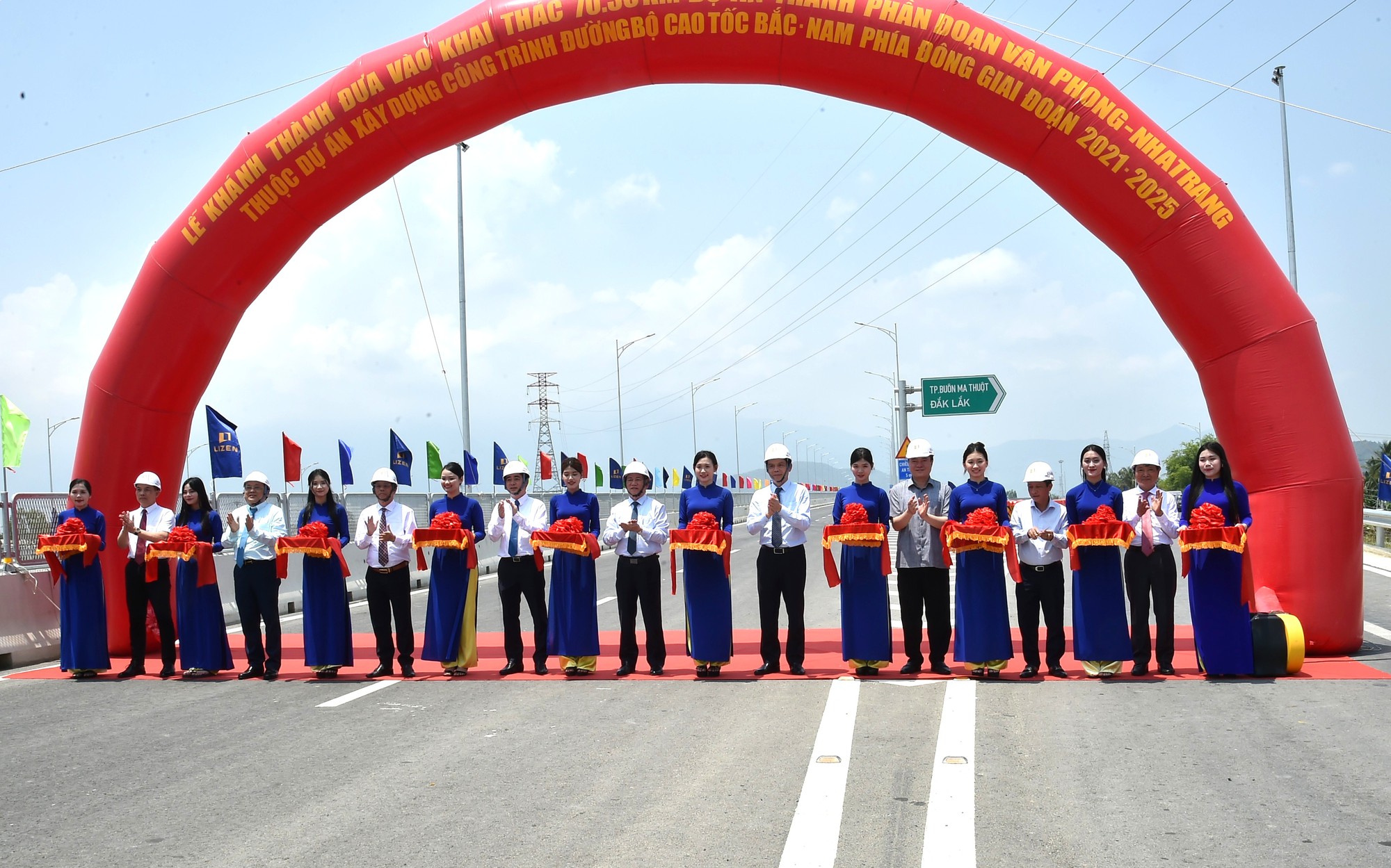 Phó Thủ tướng Hồ Đức Phớc cùng các đại biểu thực hiện nghi thức cắt băng khánh thành Dự án. Ảnh: VGP