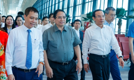 Thủ tướng Chính phủ Phạm Minh Chính, Bí thư Thành ủy TP.HCM Nguyễn Văn Nên tới dự lễ Khánh thành Nhà ga T3 sân bay Tân Sơn Nhất tại điểm cầu TP.HCM - Ảnh: VGP/Nhật Bắc.