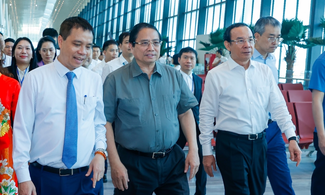 Thủ tướng Chính phủ Phạm Minh Chính, Bí thư Thành ủy TP.HCM Nguyễn Văn Nên tới dự lễ Khánh thành Nhà ga T3 sân bay Tân Sơn Nhất tại điểm cầu TP.HCM - Ảnh: VGP/Nhật Bắc.