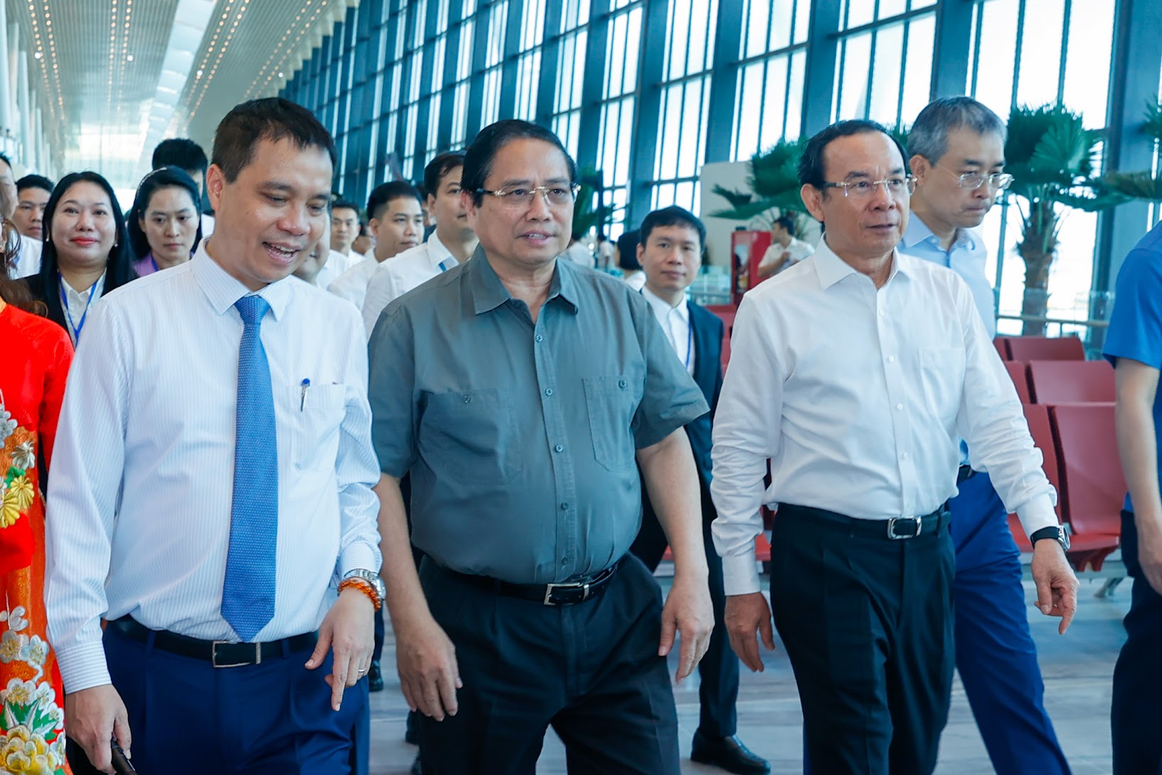 Thủ tướng Chính phủ Phạm Minh Chính, Bí thư Thành ủy TP.HCM Nguyễn Văn Nên tới dự lễ Khánh thành Nhà ga T3 sân bay Tân Sơn Nhất tại điểm cầu TP.HCM - Ảnh: VGP/Nhật Bắc.