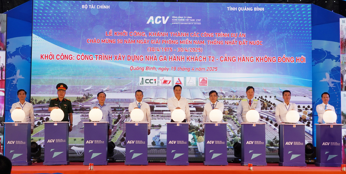 Các đại biểu bấm nút khởi công công trình xây dựng Nhà ga hành khách T2 - Cảng Hàng không Đồng Hới 