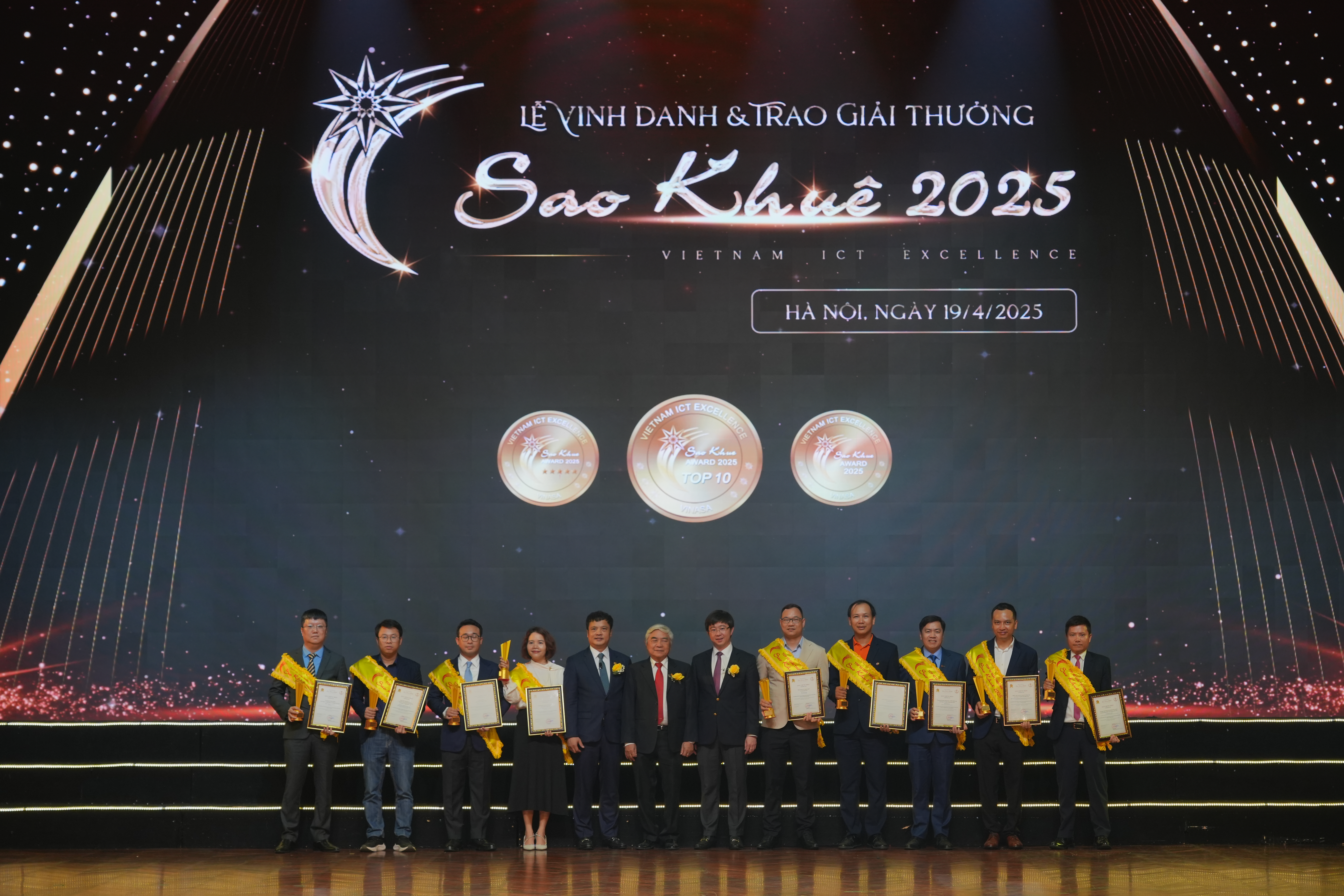 Trao giải Top 10 Sao Khuê 2025 - Ảnh VINASA. 