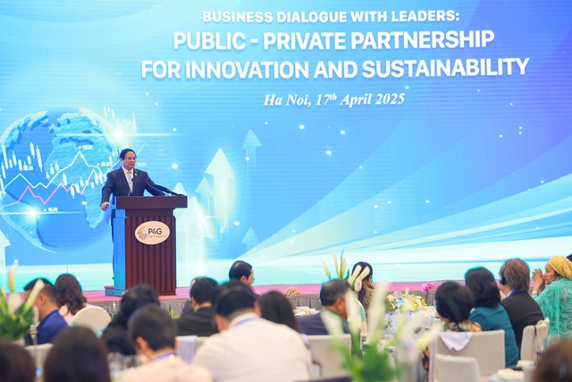 Prime Minister Pham Minh Chinh chairs a business dialogue with leaders  as part of the 4th P4G Summit in Hanoi on April 17. (Photo: VGP)