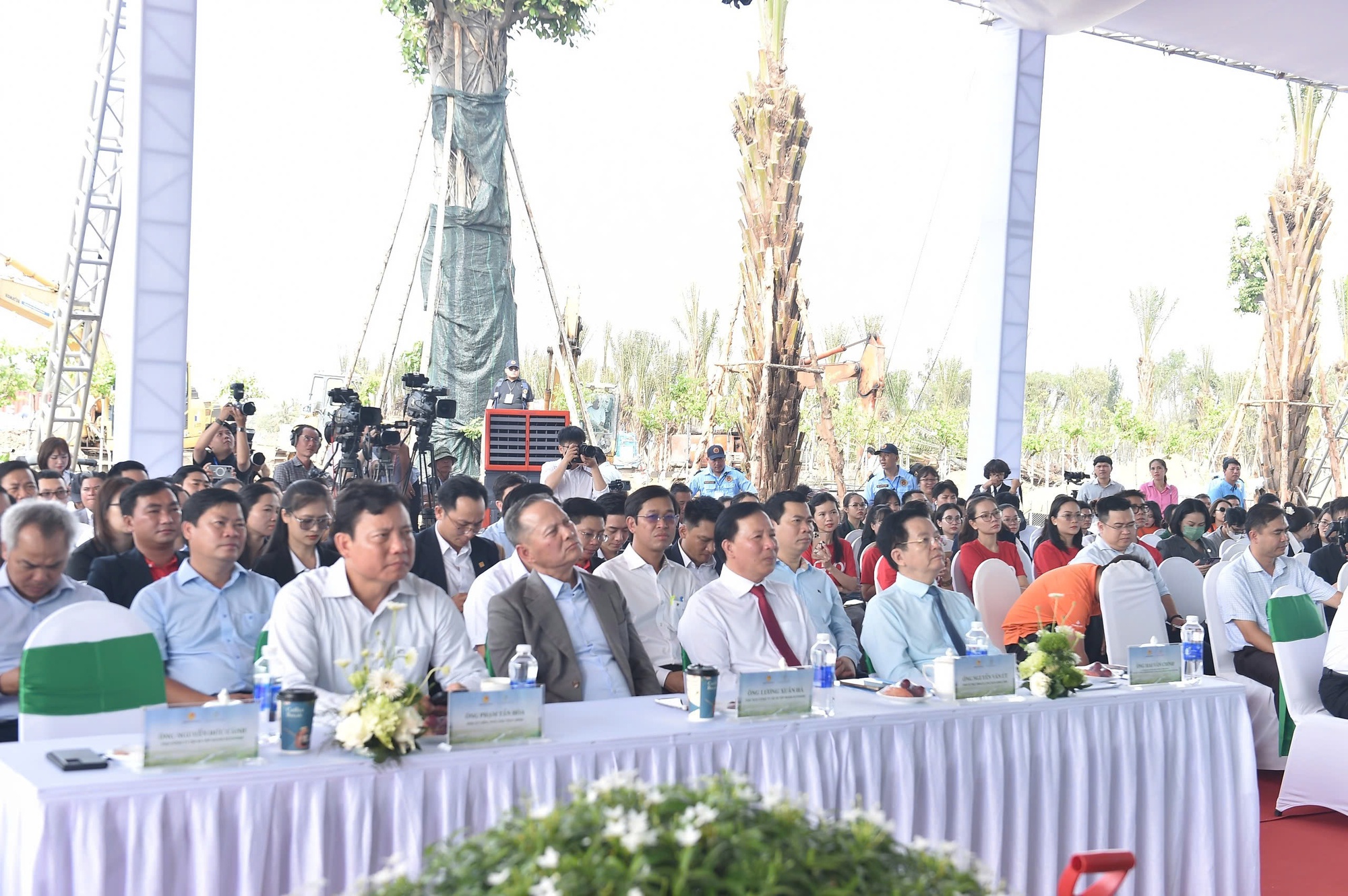 Ph&oacute; Thủ tướng Mai Văn Ch&iacute;nh dự Lễ khởi c&ocirc;ng dự &aacute;n Khu đ&ocirc; thị sinh th&aacute;i, thương mại v&agrave; du lịch tại x&atilde; Thanh Ph&uacute;, huyện Bến Lức, Long An. Ảnh: VGP/Giang Thanh.