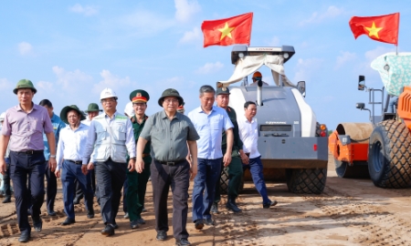 Thủ tướng kiểm tra, thị sát dự án cao tốc Cần Thơ – Cà Mau - Ảnh: VGP/Nhật Bắc.
