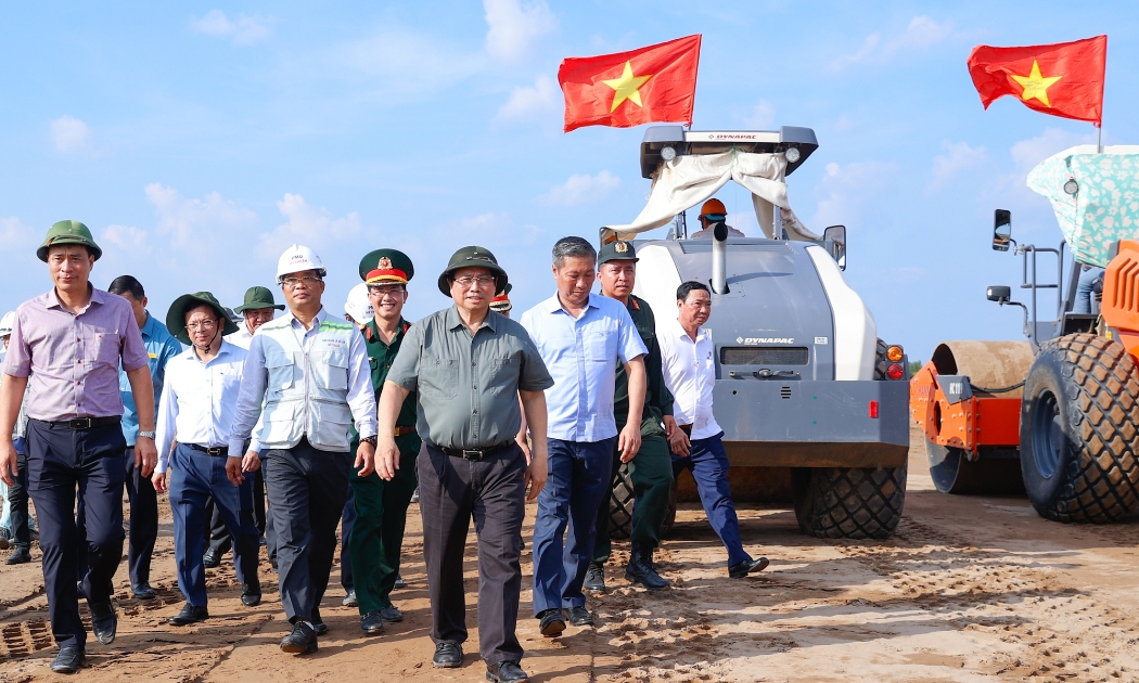 Thủ tướng kiểm tra, thị sát dự án cao tốc Cần Thơ – Cà Mau - Ảnh: VGP/Nhật Bắc.