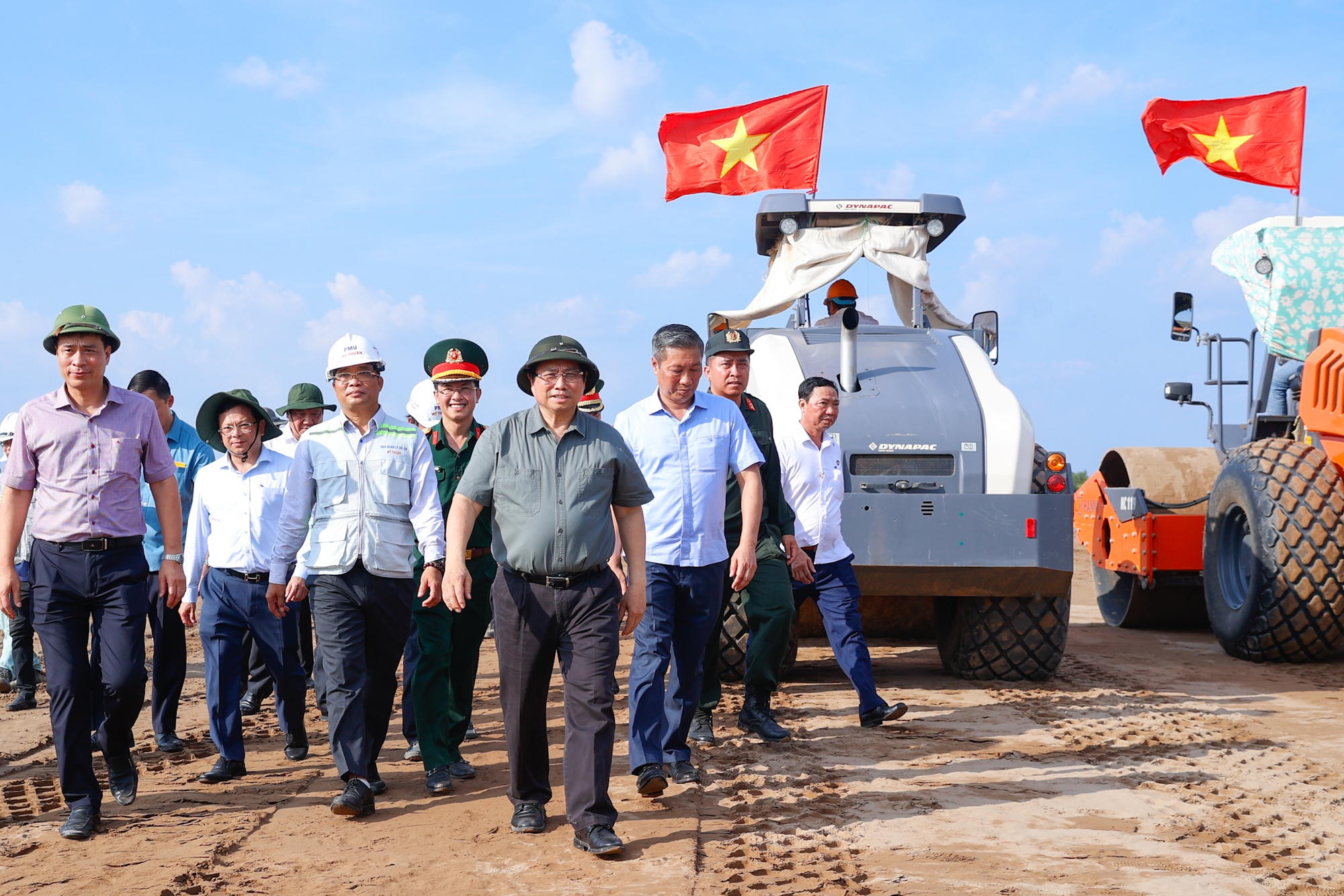 Thủ tướng kiểm tra, thị sát dự án cao tốc Cần Thơ – Cà Mau - Ảnh: VGP/Nhật Bắc.