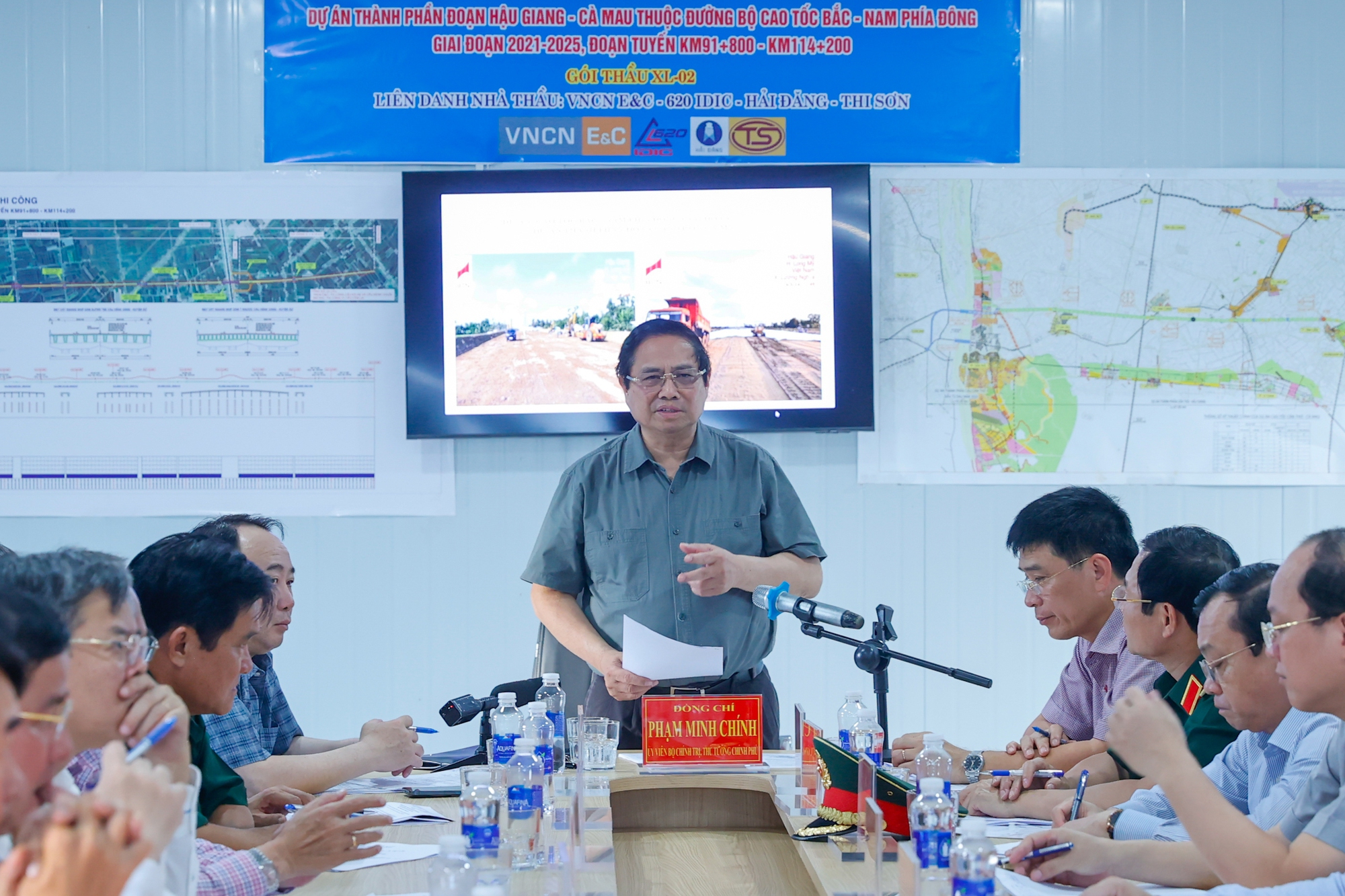 Thủ tướng l&agrave;m việc với c&aacute;c bộ, ng&agrave;nh, cơ quan li&ecirc;n quan th&uacute;c đẩy tiến độ dự &aacute;n cao tốc Cần Thơ &ndash; C&agrave; Mau v&agrave; khẩn trương triển khai dự &aacute;n cao tốc từ C&agrave; Mau tới Đất Mũi v&agrave; nối tới cảng H&ograve;n Khoai - Ảnh: VGP/Nhật Bắc.