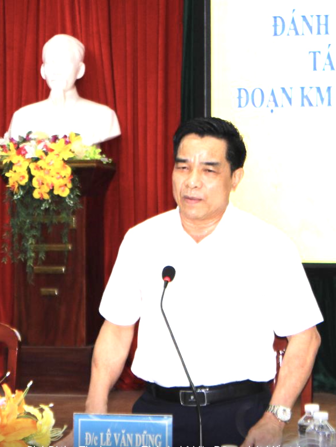 Chủ tịch UBND tỉnh Quảng Nam Lê Văn Dũng tại một cuộc họp chỉ đạo công tác giải phóng mặt bằng.