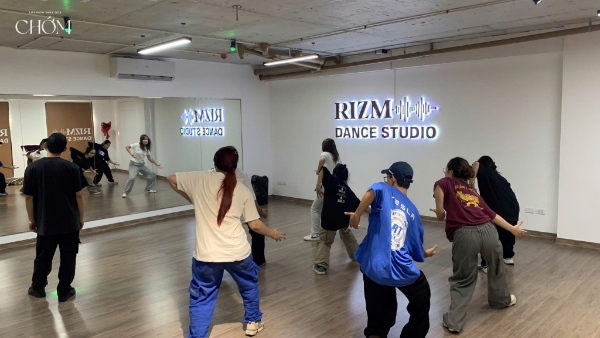 C&aacute;c bạn trẻ tranh thủ buổi tối, cuối tuần để luyện tập, dạy học, hoặc quay clip... Ảnh: Huy - Kh&aacute;nh