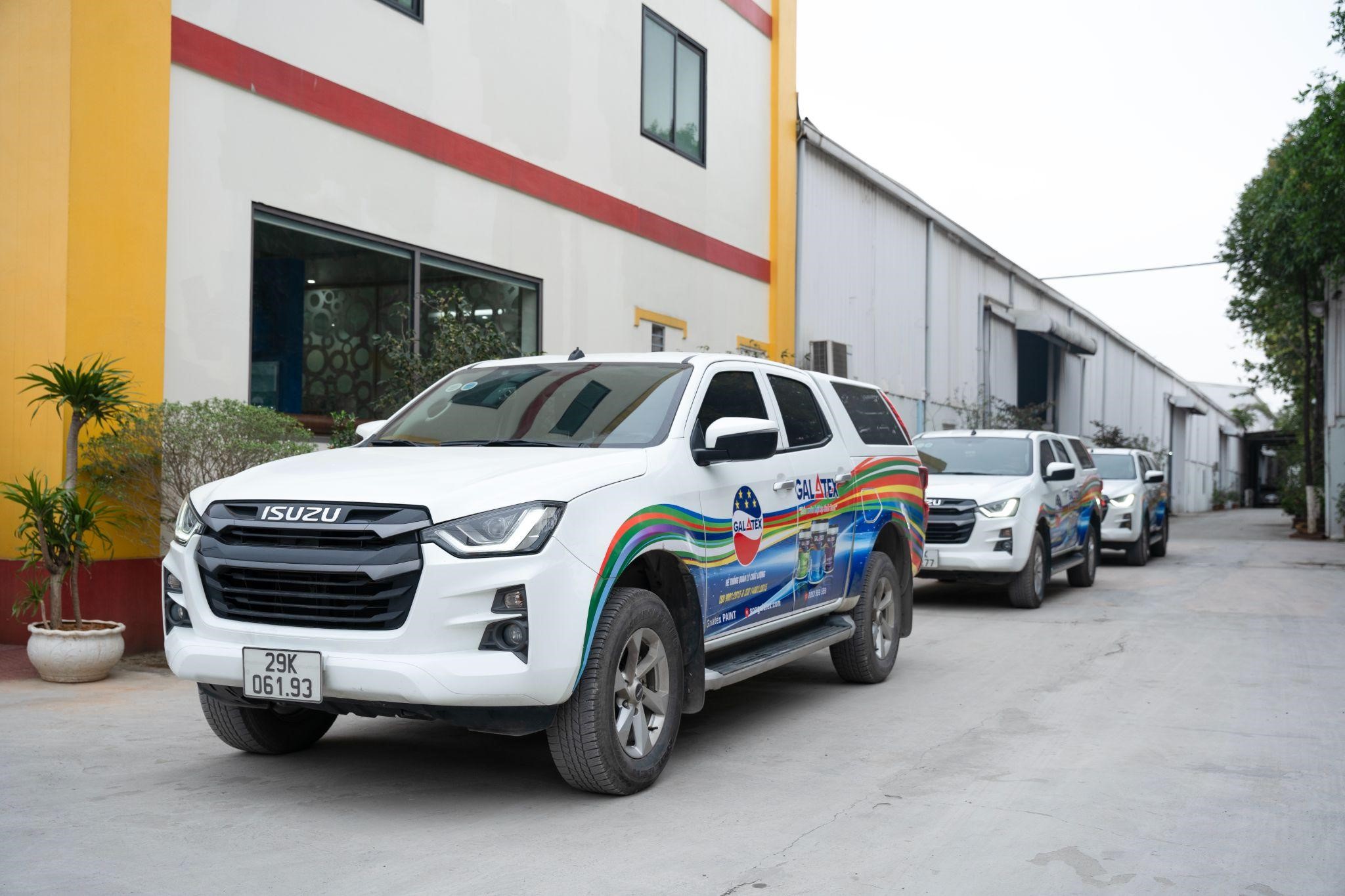 Ba chiếc xe ISUZU D-MAX được doanh nghiệp sử dụng từ năm 2023, kh&ocirc;ng hao tốn nhiều chi ph&iacute; sửa chữa.