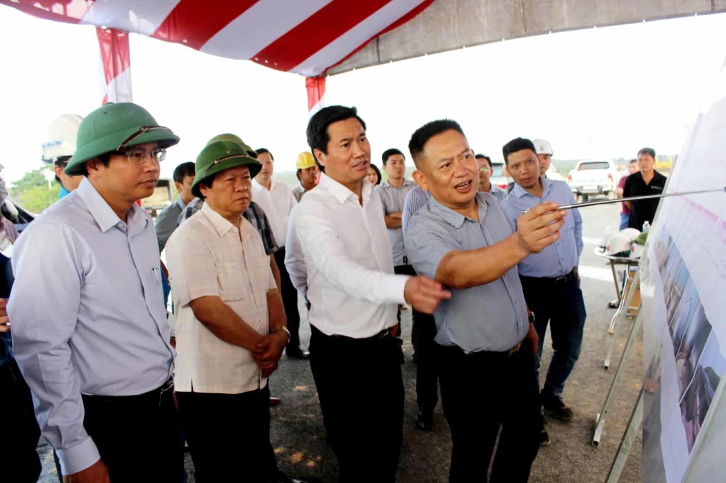 Thứ trưởng Bộ X&acirc;y dựng Nguyễn Tường Văn nghe b&aacute;o c&aacute;o tiến độ dự &aacute;n Vạn Ninh - Cam Lộ.