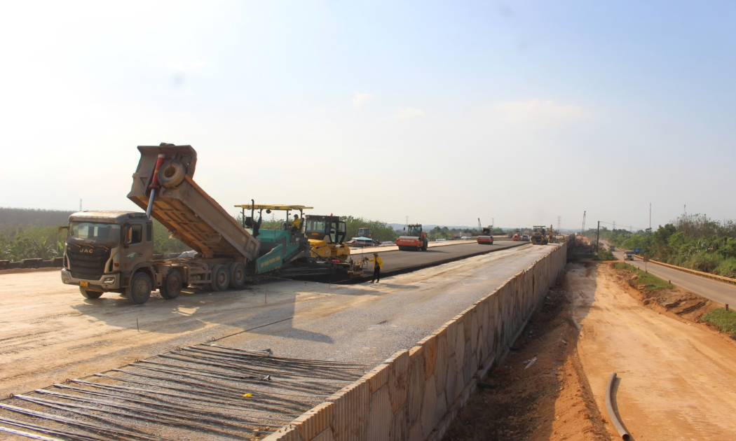 Công trường thi công dự án cao tốc Vạn Ninh - Cam Lộ