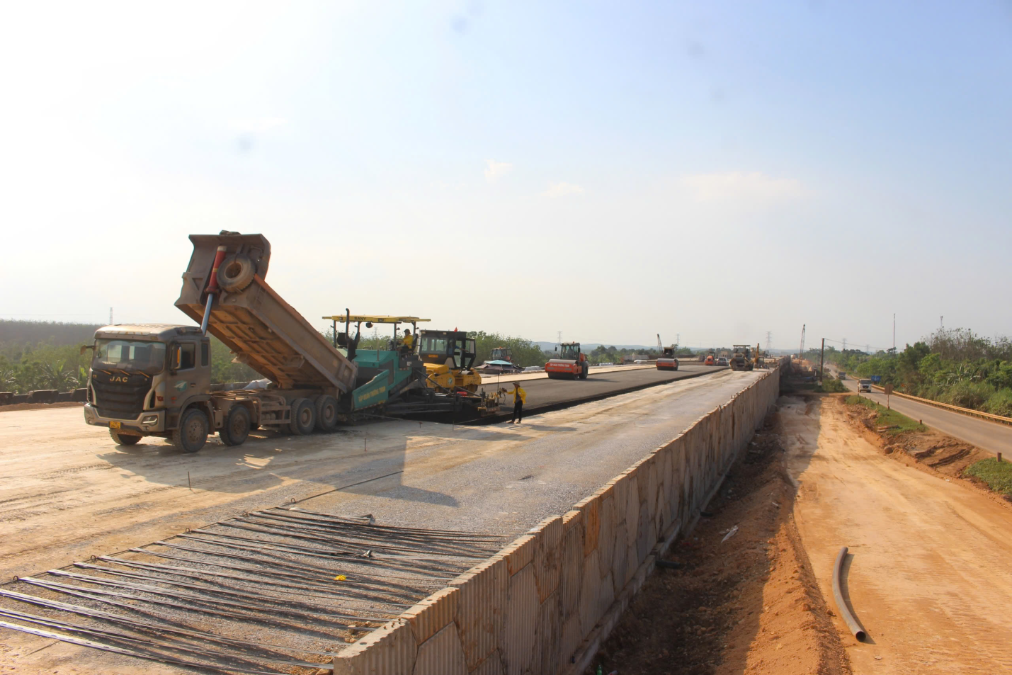 Công trường thi công dự án cao tốc Vạn Ninh - Cam Lộ