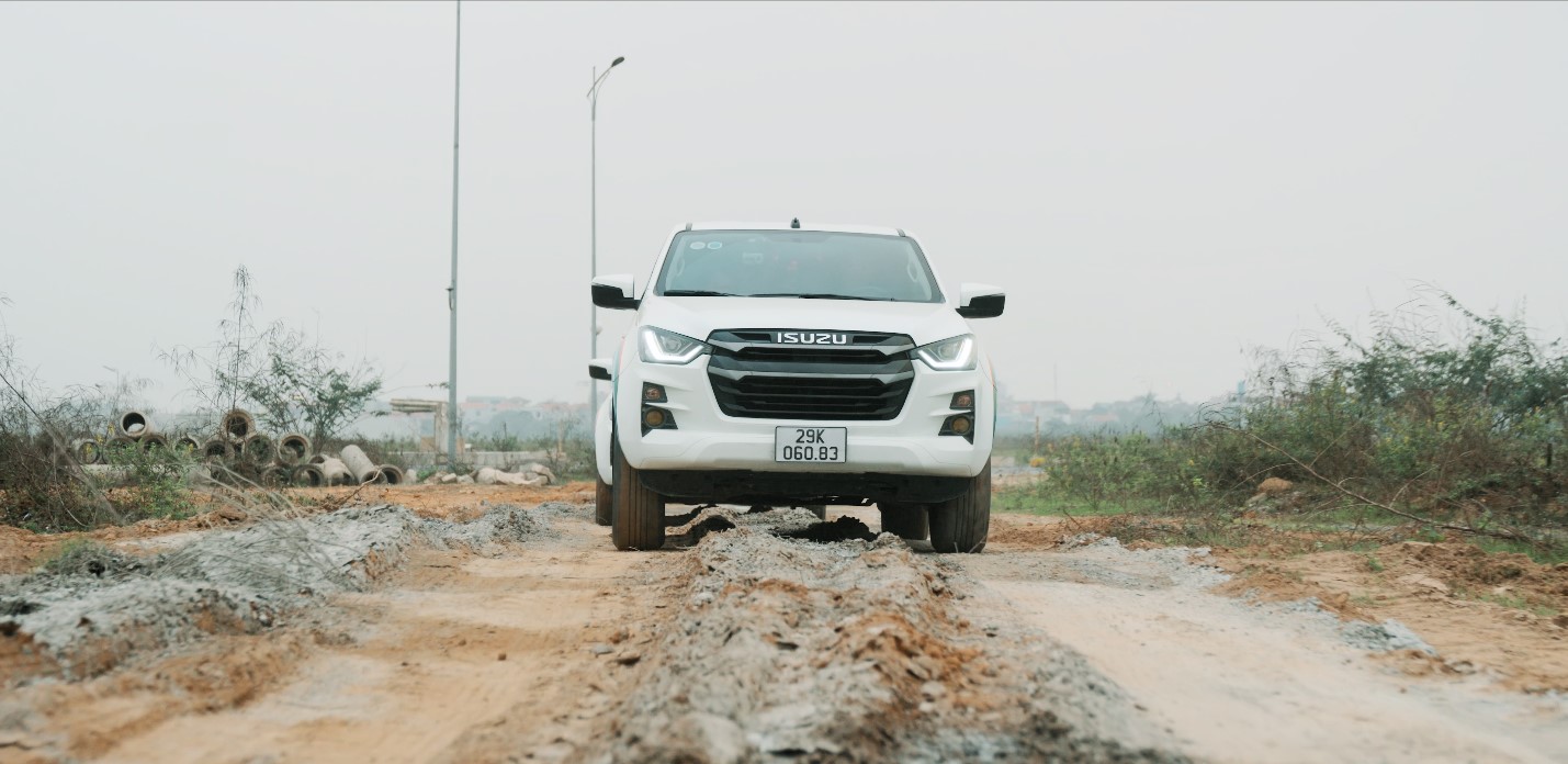 ISUZU D-MAX đa dụng đáp ứng tốt nhu cầu di chuyển và vận chuyển của GALATEX trên mọi địa hình.