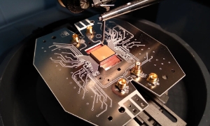 Vi mạch điện toán lượng tử.