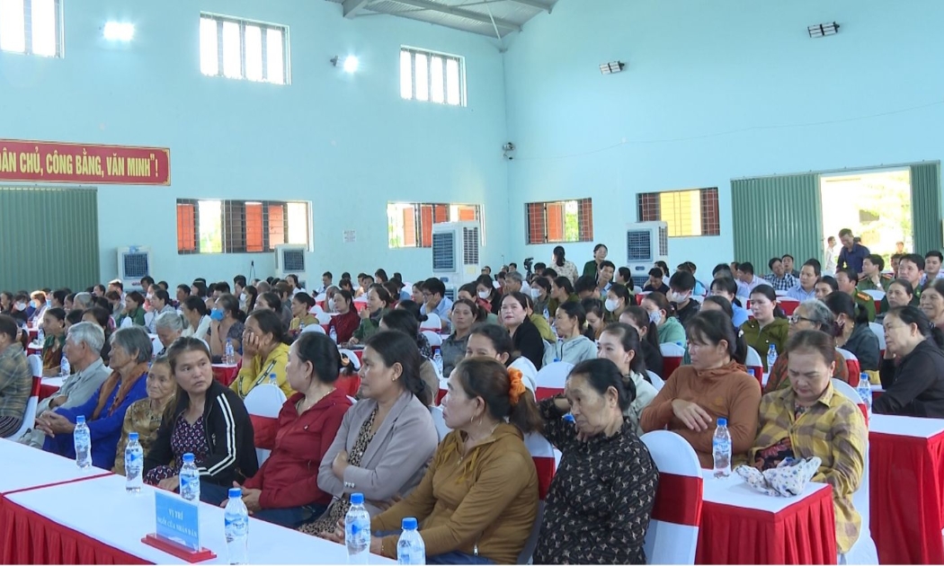 Nhân dân thôn tham dự buổi gặp gỡ, trao đổi thông tin về dự án Nhà máy Bột giấy VNT19