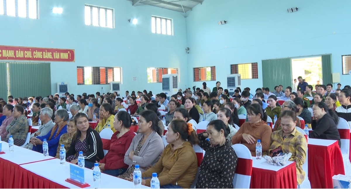 Nhân dân thôn tham dự buổi gặp gỡ, trao đổi thông tin về dự án Nhà máy Bột giấy VNT19