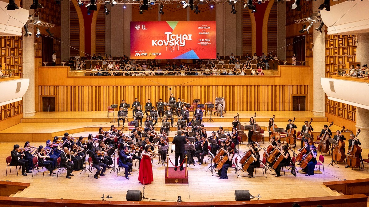 Chương trình mở màn bằng bản Overture từ vở The Nutcracker, Op. 71 - giai điệu lễ hội rộn ràng đưa cả khán phòng bước vào thế giới cổ tích đặc trưng của Tchaikovsky.