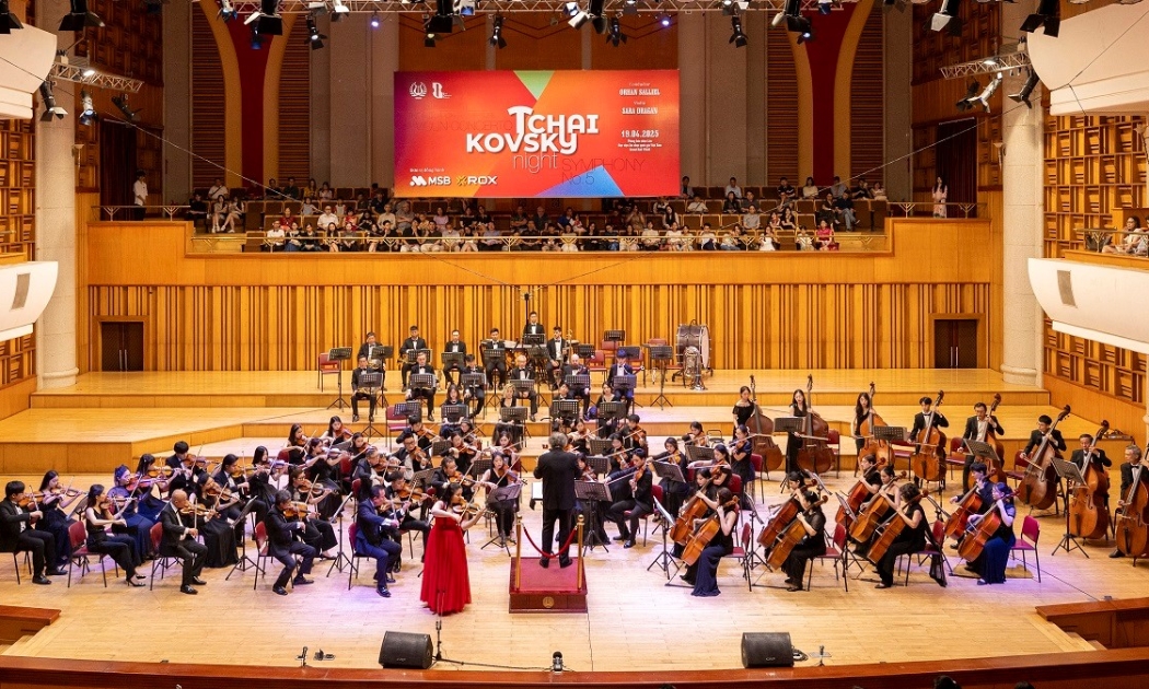 Chương trình mở màn bằng bản Overture từ vở The Nutcracker, Op. 71 - giai điệu lễ hội rộn ràng đưa cả khán phòng bước vào thế giới cổ tích đặc trưng của Tchaikovsky.