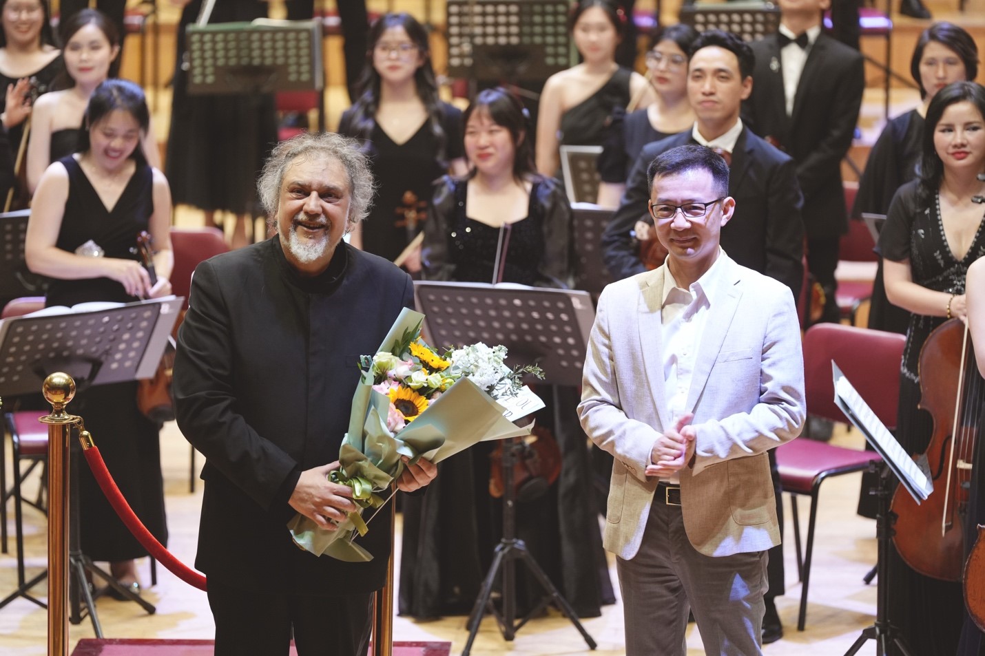 Đại diện ROX Group ch&uacute;c mừng th&agrave;nh c&ocirc;ng của ho&agrave; nhạc &ldquo;Tchaikovsky Night&rdquo;.