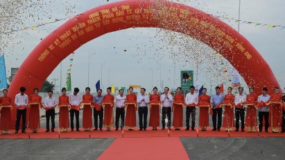 Construction of North-South expressway sections in central Ha Tinh province completed 