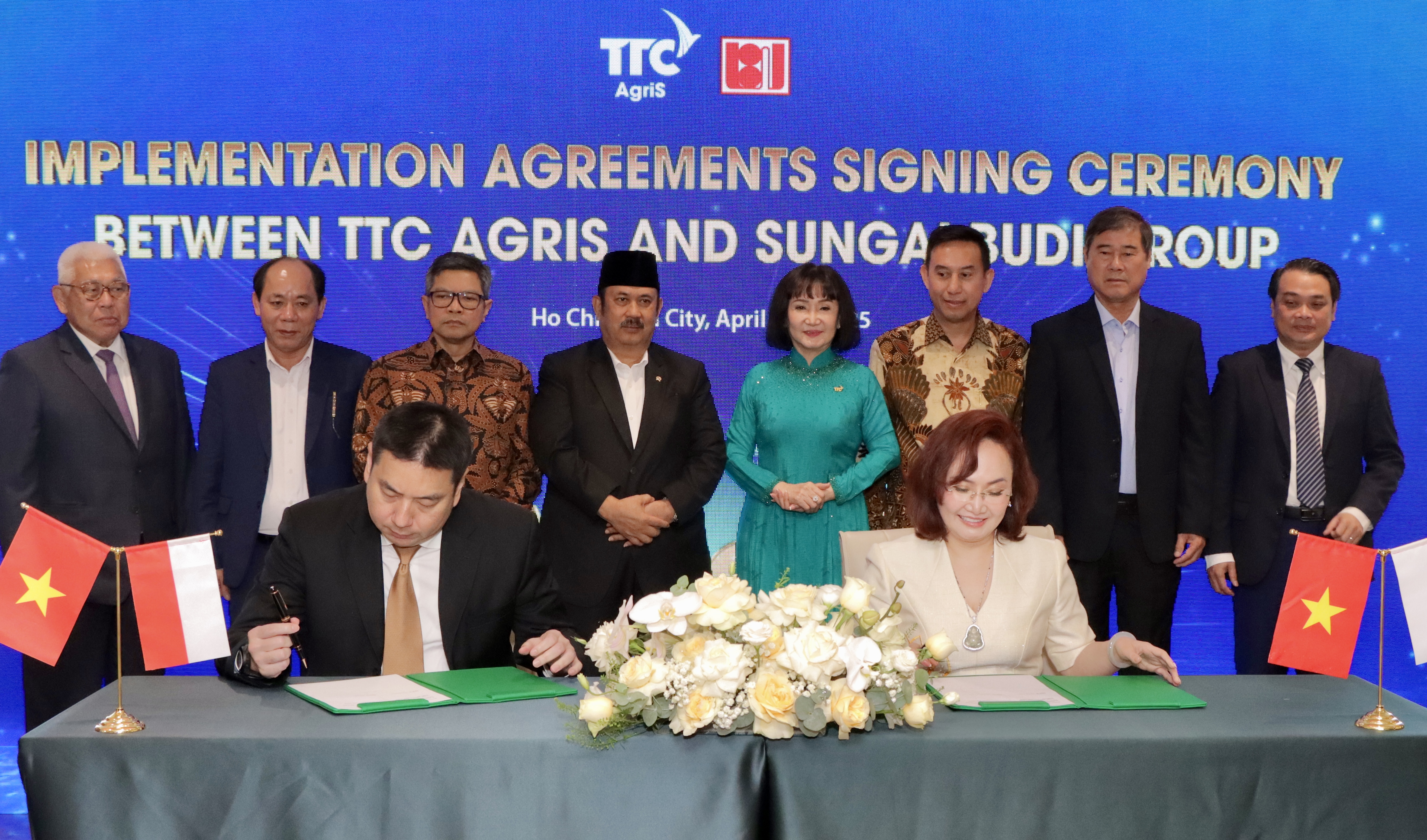 Lãnh đạo hai tập đoàn nông nghiệp hàng đầu TTC AgriS (Việt Nam) và Sungai Budi (Indonesia) thực hiện ký kết.
