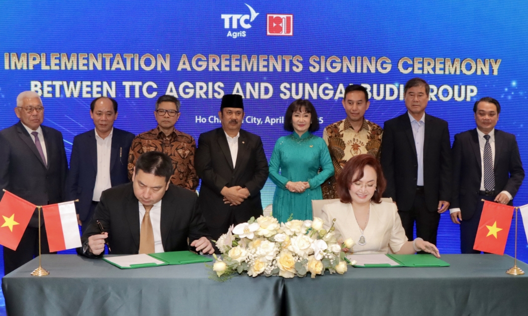 Lãnh đạo hai tập đoàn nông nghiệp hàng đầu TTC AgriS (Việt Nam) và Sungai Budi (Indonesia) thực hiện ký kết.