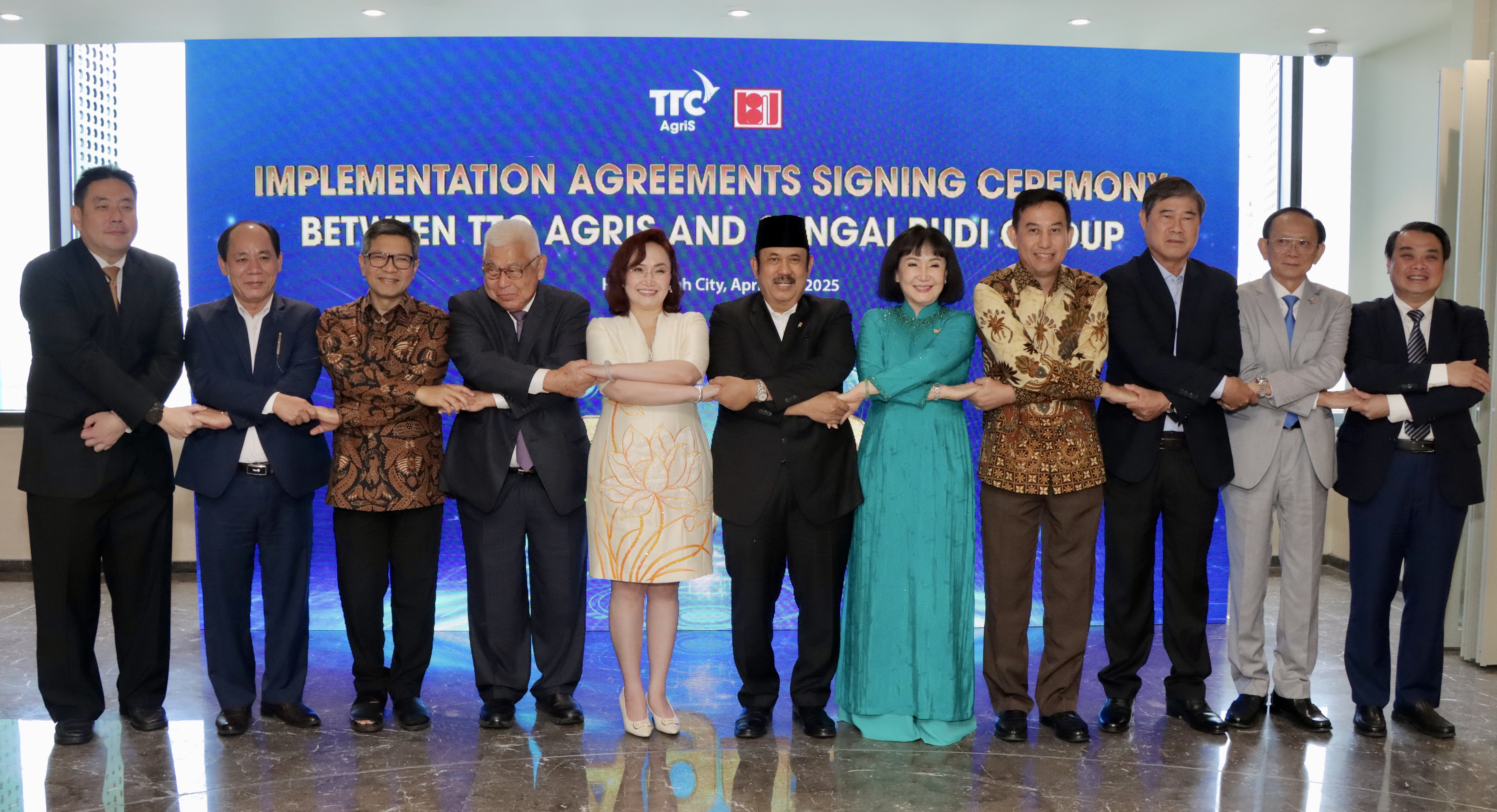 &Ocirc;ng Rachmat Pambudy, Bộ trưởng Bộ Kế hoạch Ph&aacute;t triển Quốc gia Indonesia c&ugrave;ng c&aacute;c l&atilde;nh đạo cấp cao v&agrave; đại diện hai tập đo&agrave;n TTC AgriS, Sungai Budi, chụp ảnh lưu niệm tại lễ k&yacute; kết hợp t&aacute;c.