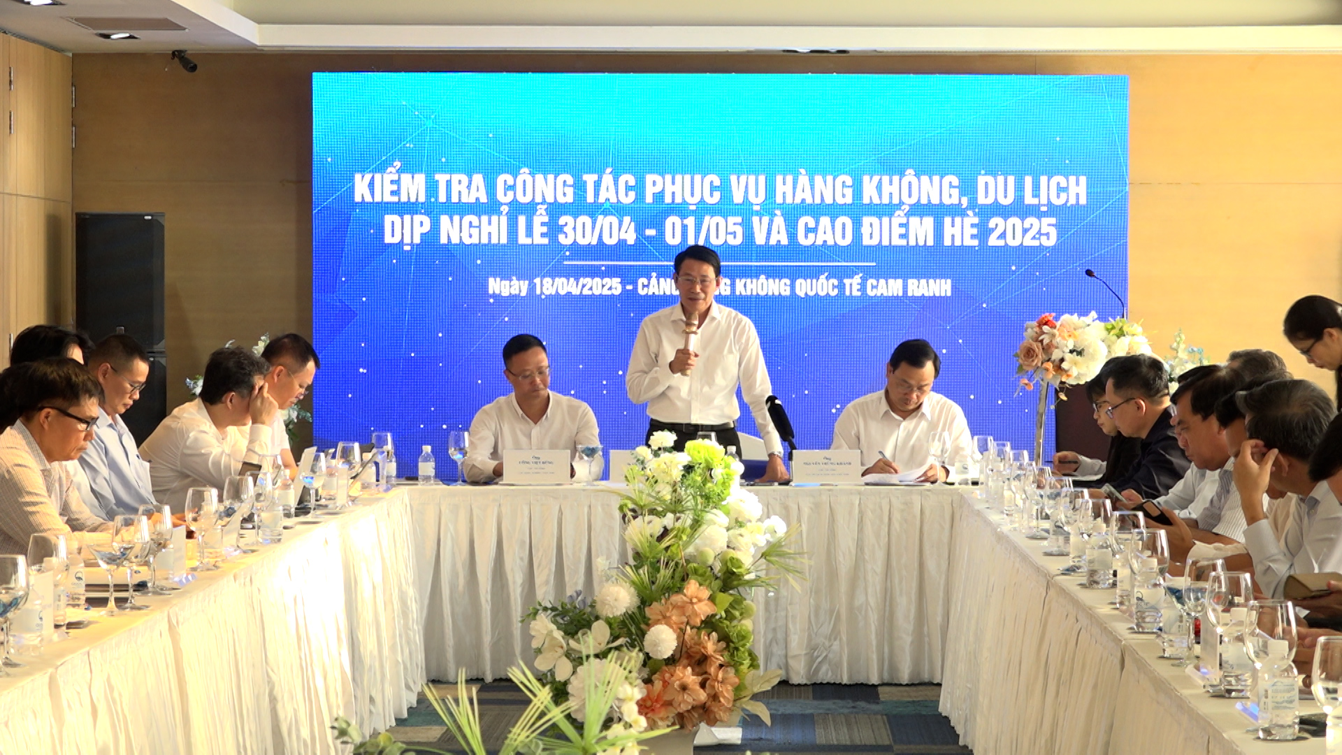 Phó Chủ tịch UBND tỉnh Khánh Hòa Đinh Văn Thiệu phát biểu tại hội nghị.