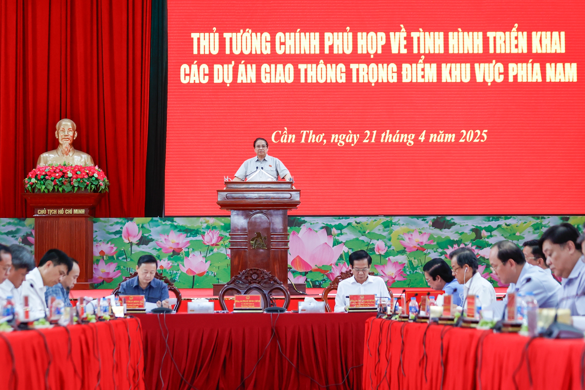 Thủ tướng Phạm Minh Chính chủ trì họp triển khai các dự án giao thông trọng điểm khu vực phía Nam  - Ảnh: VGP/Nhật Bắc.