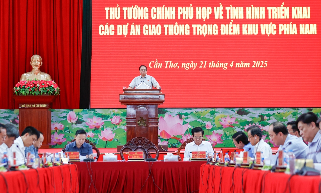 Thủ tướng Phạm Minh Chính chủ trì họp triển khai các dự án giao thông trọng điểm khu vực phía Nam - Ảnh: VGP/Nhật Bắc.