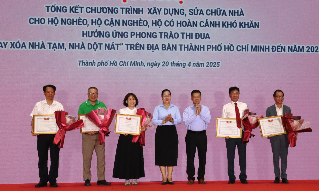 Lãnh đạo UBND TP. Hồ Chí Minh trao Bằng khen các đơn vị đã đồng hành cùng thành phố chung tay xóa nhà tạm, nhà dột nát.